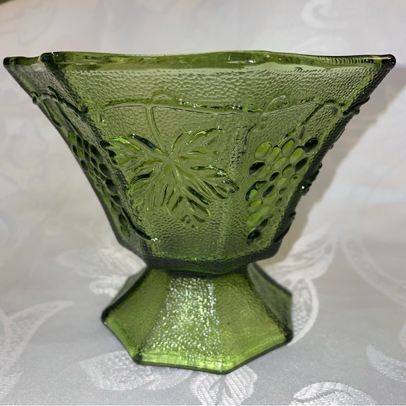 Vintage collectible green glass candy dish. Great condition, no chips or cracks. - Picture 2 of 7